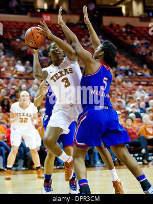 Austin, Texas, USA. 15. Januar 2014. 15. Januar 2014: Texas Longhorns Nneka Enemkpali #03 in Aktion während der NCAA Frauen-Basketball-Spiel zwischen die Kansas Jayhawks Frank Erwin Center in Austin TX. © Csm/Alamy Live-Nachrichten Stockfoto