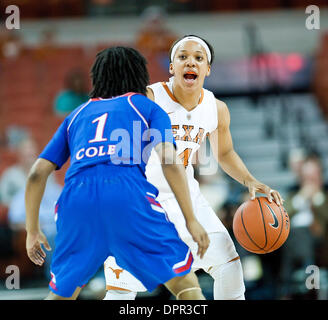 Austin, Texas, USA. 15. Januar 2014. 15. Januar 2014: Texas Longhorns Krystle Henderson #04 in Aktion während der NCAA Frauen-Basketball-Spiel zwischen die Kansas Jayhawks Frank Erwin Center in Austin TX. © Csm/Alamy Live-Nachrichten Stockfoto