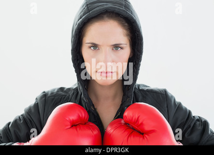 Schwere Frau in roten Boxhandschuhe und schwarze Kapuze Stockfoto