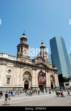 SANTIAGO, CHILE - in der Kathedrale von Santiago (Catedral Metropolitana de Santiago) im Herzen von Santiago, Chile, mit Blick auf die Plaza de Armas. Die ursprüngliche Kathedrale wurde im Zeitraum 1748 bis 1800 (mit späteren Änderungen) einer neoklassischen Design. Stockfoto