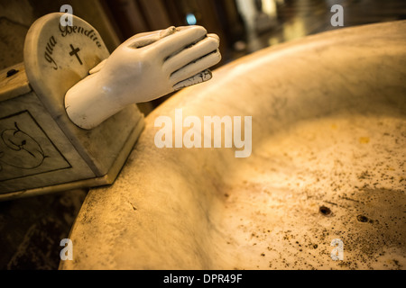 SANTIAGO, Chile – am Eingang der Metropolitan Cathedral steht Ein historischer Weihwasserbrunnen, einer von zwei, die seit Generationen Gläubigen dienen. Der Brunnen, ein wesentliches Element der katholischen rituellen Praxis, spiegelt die traditionelle Architektur und die religiöse Funktion dieser Kathedrale aus dem 18. Jahrhundert wider. Diese zeremoniellen Becken heißen Besucher in Chiles wichtigster katholischer Kirche willkommen. Stockfoto