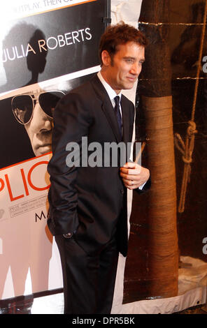 16. März 2009 - New York, New York, USA - CLIVE OWEN bei der Premiere von "Duplicity" in der Ziegfeld Theater in New York.  (Kredit-Bild: © Aviv klein/ZUMA Press) Stockfoto