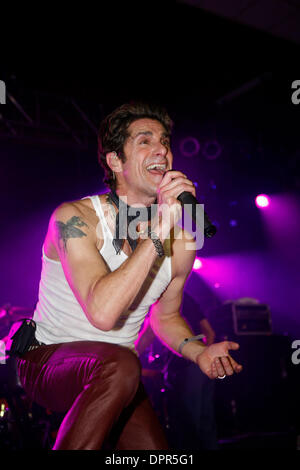 20. März 2009 - Partei Austin, Texas - Sänger PERRY FARRELL von "Janes Addiction" erklingt in Playboys während SXSW 2009 - Tag 3. (Kredit-Bild: © Aviv klein/ZUMA Press) Stockfoto