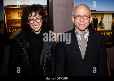 6. April 2009 besucht "Ist jemand dort" New Yorker Premiere im Kino 2 in New York - New York, New York, USA - BOB BALABAN und MARIAH BALABAN. (Kredit-Bild: © Aviv klein/ZUMA Press) Stockfoto