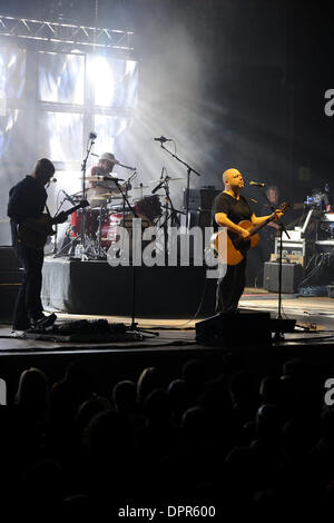 Toronto, Kanada. 15. Januar 2014. US-amerikanische alternative-Rock Band PIXIES führt in Toronto Massey Hall. Joey Santiago, David Lovering, Black Francis. Bildnachweis: EXImages/Alamy Live-Nachrichten Stockfoto