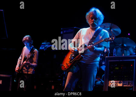 28. April 2009 - E. Rutherford, New Jersey, USA - (LtoR) PHIL LESH am Bass und BOB WEIR "The Dead" Durchführung während der ausverkauften Show im Izod Center in E. Rutherford. (Kredit-Bild: © Aviv klein/ZUMA Press) Stockfoto