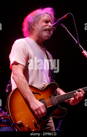 28. April 2009 - E. Rutherford, New Jersey, USA - Gitarrist BOB WEIR von "The Dead" während der ausverkauften Show im Izod Center in E. Rutherford. (Kredit-Bild: © Aviv klein/ZUMA Press) Stockfoto