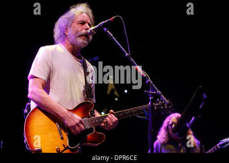 28. April 2009 - E. Rutherford, New Jersey, USA - Gitarrist BOB WEIR von "The Dead" während der ausverkauften Show im Izod Center in E. Rutherford. (Kredit-Bild: © Aviv klein/ZUMA Press) Stockfoto