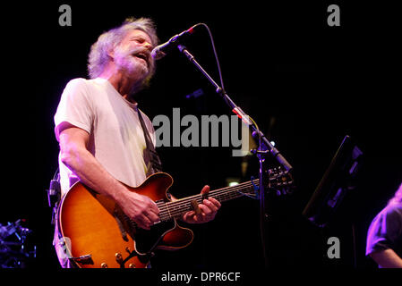 28. April 2009 - E. Rutherford, New Jersey, USA - Gitarrist BOB WEIR von "The Dead" während der ausverkauften Show im Izod Center in E. Rutherford. (Kredit-Bild: © Aviv klein/ZUMA Press) Stockfoto