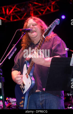 28. April 2009 - E. Rutherford, New Jersey, USA - Gitarrist WARREN HAYNES (gov ' t Mule) von "The Dead" während der ausverkauften Show im Izod Center in E. Rutherford. (Kredit-Bild: © Aviv klein/ZUMA Press) Stockfoto