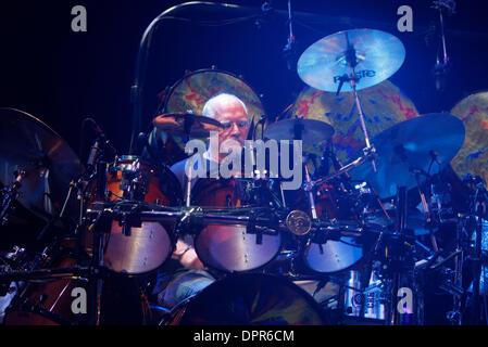 28. April 2009 - E. Rutherford, New Jersey, USA - Drummer BILL KREUTZMANN von "The Dead" während der ausverkauften Show im Izod Center in E. Rutherford. (Kredit-Bild: © Aviv klein/ZUMA Press) Stockfoto