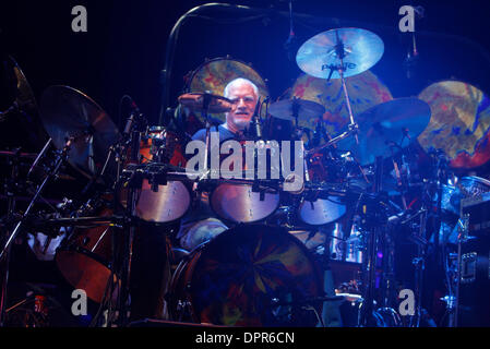 28. April 2009 - E. Rutherford, New Jersey, USA - Drummer BILL KREUTZMANN von "The Dead" während der ausverkauften Show im Izod Center in E. Rutherford. (Kredit-Bild: © Aviv klein/ZUMA Press) Stockfoto