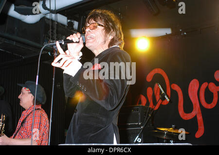 5. Mai 2009 - New York, New York, USA - New York Dolls bei der John Varvatos speichern in ew York. DAVID JOHANSEN - Gesang, SYLVAIN SYLVAIN - an der Gitarre mit Hut und STEVE CONTE - an der Gitarre. (Kredit-Bild: © Aviv klein/ZUMA Press) Stockfoto