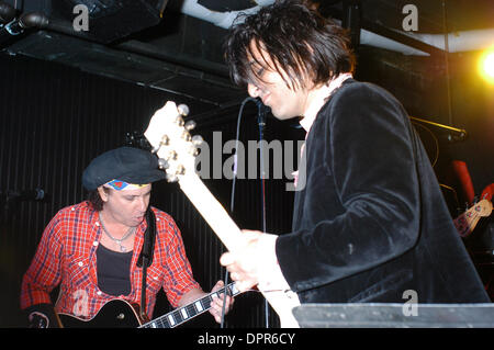 5. Mai 2009 - New York, New York, USA - New York Dolls bei der John Varvatos speichern in ew York. DAVID JOHANSEN - Gesang, SYLVAIN SYLVAIN - an der Gitarre mit Hut und STEVE CONTE - an der Gitarre. (Kredit-Bild: © Aviv klein/ZUMA Press) Stockfoto