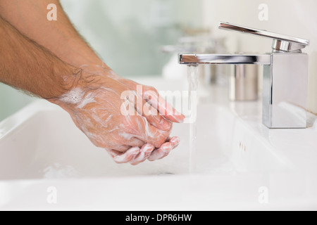 Waschen der Hände mit Seife unter fließendem Wasser Stockfoto