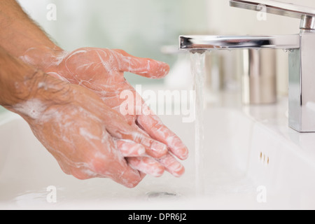 Hände waschen mit Seife unter fließendem Wasser Stockfoto