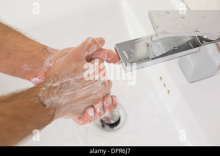 Hände waschen mit Seife unter fließendem Wasser Stockfoto