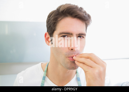 Porträt eines jungen Mannes küssen Fingern Nahaufnahme Stockfoto