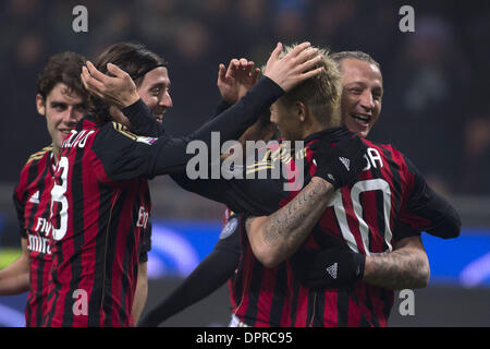 Mailand, Italien. 15. Januar 2014. (L-R) Riccardo Montolivo, Keisuke Honda, Philippe Mexes (Mailand) Fußball / Fußball: Keisuke Honda des AC Milan feiert nach ihrem 3. Tor während der Coppa Italia (TIM Cup) 5. Runde match zwischen AC Milan 3-1 Spezia Calcio im Stadio Giuseppe Meazza in Mailand, Italien. Bildnachweis: Maurizio Borsari/AFLO/Alamy Live-Nachrichten Stockfoto