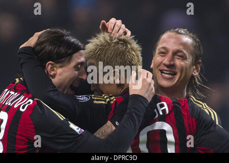 Mailand, Italien. 15. Januar 2014. (L-R) Riccardo Montolivo, Keisuke Honda, Philippe Mexes (Mailand) Fußball / Fußball: Keisuke Honda des AC Milan feiert nach ihrem 3. Tor während der Coppa Italia (TIM Cup) 5. Runde match zwischen AC Milan 3-1 Spezia Calcio im Stadio Giuseppe Meazza in Mailand, Italien. Bildnachweis: Maurizio Borsari/AFLO/Alamy Live-Nachrichten Stockfoto