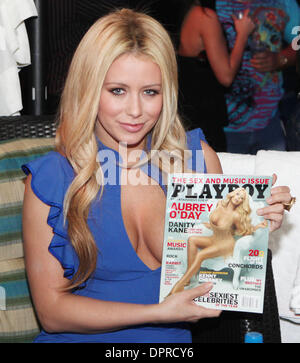 25. Februar 2009 - atlantischen City, New Jersey, USA - AUBREY O' Day Schauspielerin, Songwriter und ehemaliges Mitglied der Gruppe Danity Kane eine Band zusammengestellt von Sean geschwollene Kämme MTV Reality-Show "Making the Band". Aubrey O' Day vorbeigekommen, der Pool im Harrah es Atlantic City zu fördern, ihr posieren für März 2009 Ausgabe des Playboy-Magazins. (Kredit-Bild: © Tom Briglia/ZUMA Press) Stockfoto