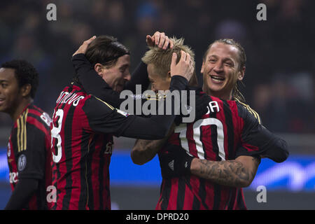 Mailand, Italien. 15. Januar 2014. (L-R) Riccardo Montolivo, Keisuke Honda, Philippe Mexes (Mailand) Fußball / Fußball: Keisuke Honda des AC Milan feiert nach ihrem 3. Tor während der Coppa Italia (TIM Cup) 5. Runde match zwischen AC Milan 3-1 Spezia Calcio im Stadio Giuseppe Meazza in Mailand, Italien. Bildnachweis: Maurizio Borsari/AFLO/Alamy Live-Nachrichten Stockfoto
