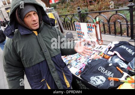 2. Dezember 2008 zu verkaufen - Manhattan, New York, USA - Anbietern, darunter Richard Taub von Ozone Park, Präsident elect Barack Obama thematische Elemente am Union Square South.  (Kredit-Bild: © Bryan Smith/ZUMA Press) Einschränkungen: * New York City Zeitungen Rechte heraus * Stockfoto