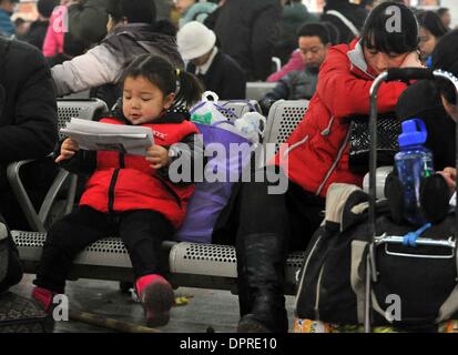 Peking, China. 16. Januar 2014. Passagiere warten auf ihre Züge an der Beijing West Railway Station in Peking, Hauptstadt von China, 16. Januar 2014. Das Frühlingsfest 2014 Reisen Ansturm von China begann in den frühen Morgenstunden des Donnerstag. Ca. 3,62 Milliarden Fahrten werden nach Lian Weiliang, stellvertretender Leiter der National Development and Reform Commission auf einer Pressekonferenz während der 40 Tage Spring Festival Reisen Rush, erfolgen. © Li Wen/Xinhua/Alamy Live-Nachrichten Stockfoto