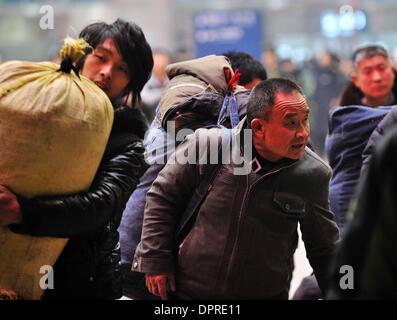 Peking, China. 16. Januar 2014. Passagiere sind über an Bord eines Zuges am Bahnhof Beijing West in Peking, Hauptstadt von China, 16. Januar 2014. Das Frühlingsfest 2014 Reisen Ansturm von China begann in den frühen Morgenstunden des Donnerstag. Ca. 3,62 Milliarden Fahrten werden nach Lian Weiliang, stellvertretender Leiter der National Development and Reform Commission auf einer Pressekonferenz während der 40 Tage Spring Festival Reisen Rush, erfolgen. © Li Wen/Xinhua/Alamy Live-Nachrichten Stockfoto