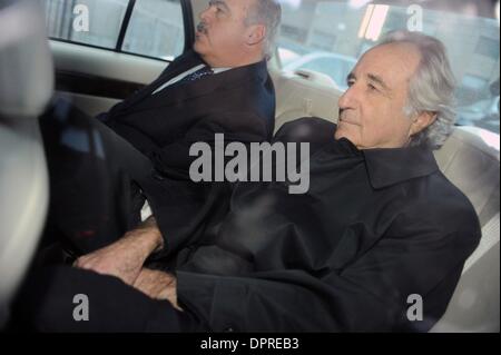 5. Januar 2009 hinterlässt - Manhattan, New York, USA - BERNARD MADOFF Bundesgericht in lower Manhattan nach vor einem Richter erscheinen, wie Staatsanwälte sagen, dass er seine Kaution Nutzungsbedingungen verletzt.  (Kredit-Bild: © Bryan Smith/ZUMA Press) Einschränkungen: * New York City Zeitungen Rechte heraus * Stockfoto