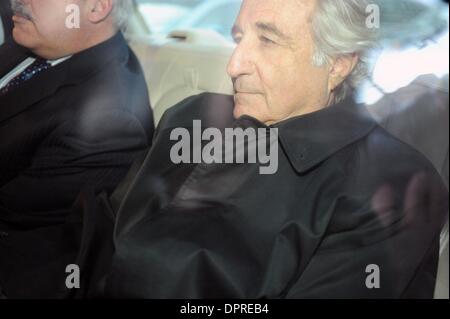 5. Januar 2009 hinterlässt - Manhattan, New York, USA - BERNARD MADOFF Bundesgericht in lower Manhattan nach vor einem Richter erscheinen, wie Staatsanwälte sagen, dass er seine Kaution Nutzungsbedingungen verletzt.  (Kredit-Bild: © Bryan Smith/ZUMA Press) Einschränkungen: * New York City Zeitungen Rechte heraus * Stockfoto