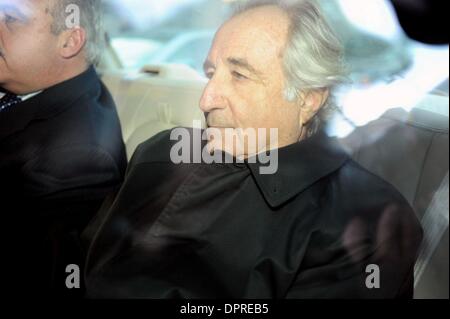 5. Januar 2009 hinterlässt - Manhattan, New York, USA - BERNARD MADOFF Bundesgericht in lower Manhattan nach vor einem Richter erscheinen, wie Staatsanwälte sagen, dass er seine Kaution Nutzungsbedingungen verletzt.  (Kredit-Bild: © Bryan Smith/ZUMA Press) Einschränkungen: * New York City Zeitungen Rechte heraus * Stockfoto