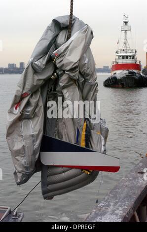 17. Januar 2009 - Manhattan, New York, USA - das aufblasbare Rettungsinsel ist aus dem Hudson Fluss gefischt und brachte an Bord der US Army Corps of Engineers die Hayward. Schutt aus den Trümmern der US Airways-Flug, der in den Hudson River abgestürzt ist auf das US Army Corps Of Engineers Boot Hayward im Hudson River geladen, da das NTSB Untersuchung der Szene ist. Die pas Stockfoto