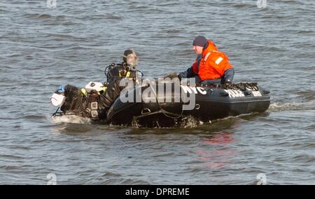 21. Januar 2009 - Manhattan, New York, USA - der NYPD Unterwasseratemgerät untersucht die Szene in den Hudson River, wo das US Army Corps Of Engineers Boot M/V Hayward den fehlende Motor von US Airways-Flug 1549 gelegen, die letzte Woche in den Hudson River stürzte.  (Kredit-Bild: © Bryan Smith/ZUMA Press) Einschränkungen: * New York City Zeitungen Rechte heraus * Stockfoto