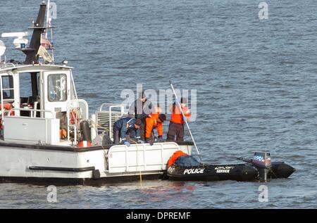 21. Januar 2009 - Manhattan, New York, USA - der NYPD Unterwasseratemgerät untersucht die Szene in den Hudson River, wo das US Army Corps Of Engineers Boot M/V Hayward den fehlende Motor von US Airways-Flug 1549 gelegen, die letzte Woche in den Hudson River stürzte.  (Kredit-Bild: © Bryan Smith/ZUMA Press) Einschränkungen: * New York City Zeitungen Rechte heraus * Stockfoto