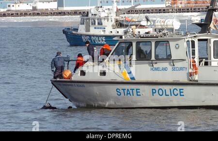 21. Januar 2009 - Manhattan, New York, USA - der NYPD Unterwasseratemgerät untersucht die Szene in den Hudson River, wo das US Army Corps Of Engineers Boot M/V Hayward den fehlende Motor von US Airways-Flug 1549 gelegen, die letzte Woche in den Hudson River stürzte.  (Kredit-Bild: © Bryan Smith/ZUMA Press) Einschränkungen: * New York City Zeitungen Rechte heraus * Stockfoto