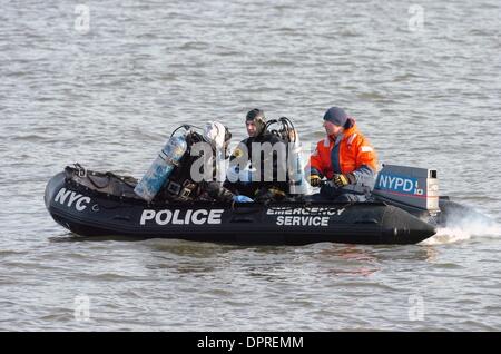 21. Januar 2009 - Manhattan, New York, USA - der NYPD Unterwasseratemgerät untersucht die Szene in den Hudson River, wo das US Army Corps Of Engineers Boot M/V Hayward den fehlende Motor von US Airways-Flug 1549 gelegen, die letzte Woche in den Hudson River stürzte.  (Kredit-Bild: © Bryan Smith/ZUMA Press) Einschränkungen: * New York City Zeitungen Rechte heraus * Stockfoto