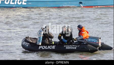 21. Januar 2009 - Manhattan, New York, USA - der NYPD Unterwasseratemgerät untersucht die Szene in den Hudson River, wo das US Army Corps Of Engineers Boot M/V Hayward den fehlende Motor von US Airways-Flug 1549 gelegen, die letzte Woche in den Hudson River stürzte.  (Kredit-Bild: © Bryan Smith/ZUMA Press) Einschränkungen: * New York City Zeitungen Rechte heraus * Stockfoto