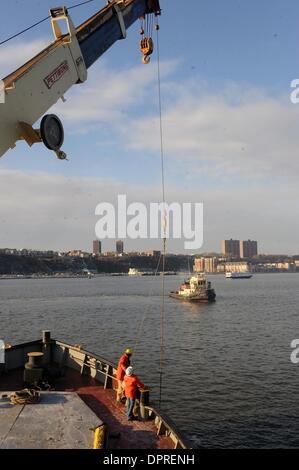 21. Januar 2009 - Manhattan, New York, USA - USACE Deckhelfer abholen eine Linie vom Hudson River, wo das US Army Corps Of Engineers Boot M/V Hayward den fehlende Motor von US Airways-Flug 1549 gelegen, die letzte Woche in den Hudson River stürzte.  (Kredit-Bild: © Bryan Smith/ZUMA Press) Einschränkungen: * New York City Zeitungen Rechte heraus * Stockfoto