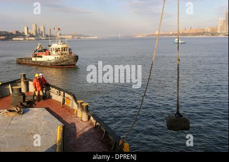 21. Januar 2009 - Manhattan, New York, USA - USACE Deckhelfer abholen eine Linie vom Hudson River, wo das US Army Corps Of Engineers Boot M/V Hayward den fehlende Motor von US Airways-Flug 1549 gelegen, die letzte Woche in den Hudson River stürzte.  (Kredit-Bild: © Bryan Smith/ZUMA Press) Einschränkungen: * New York City Zeitungen Rechte heraus * Stockfoto