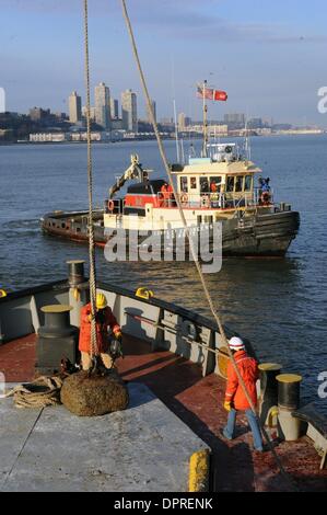 21. Januar 2009 - Manhattan, New York, USA - USACE Deckhelfer abholen eine Linie vom Hudson River, wo das US Army Corps Of Engineers Boot M/V Hayward den fehlende Motor von US Airways-Flug 1549 gelegen, die letzte Woche in den Hudson River stürzte.  (Kredit-Bild: © Bryan Smith/ZUMA Press) Einschränkungen: * New York City Zeitungen Rechte heraus * Stockfoto