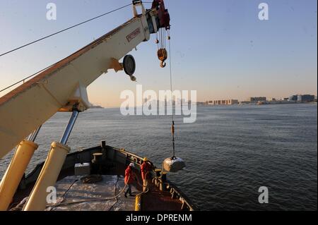 21. Januar 2009 sinkt - Manhattan, New York, USA - The US Army Corps Of Engineers an Bord der M/V Hayward "lud" Kennzeichnung der Stelle in den Hudson River, wo sie denken, den fehlende Motor von US Airways-Flug 1549, die letzte Woche in den Hudson River stürzte.  (Kredit-Bild: © Bryan Smith/ZUMA Press) Einschränkungen: * New York City Zeitungen Rechte heraus * Stockfoto