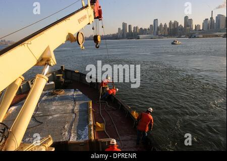 21. Januar 2009 sinkt - Manhattan, New York, USA - The US Army Corps Of Engineers an Bord der M/V Hayward "lud" Kennzeichnung der Stelle in den Hudson River, wo sie denken, den fehlende Motor von US Airways-Flug 1549, die letzte Woche in den Hudson River stürzte.  (Kredit-Bild: © Bryan Smith/ZUMA Press) Einschränkungen: * New York City Zeitungen Rechte heraus * Stockfoto