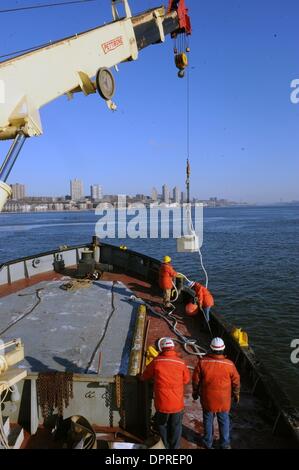 21. Januar 2009 sinkt - Manhattan, New York, USA - The US Army Corps Of Engineers an Bord der M/V Hayward "lud" Kennzeichnung der Stelle in den Hudson River, wo sie denken, den fehlende Motor von US Airways-Flug 1549, die letzte Woche in den Hudson River stürzte.  (Kredit-Bild: © Bryan Smith/ZUMA Press) Einschränkungen: * New York City Zeitungen Rechte heraus * Stockfoto