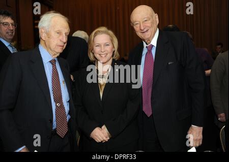 9. Februar 2009 - posiert Manhattan, New York, USA - Senator KIRSTEN E. GILLIBRAND (D -NY), mit Manhattan Bezirksstaatsanwalt ROBERT MORGENTHAU (L) und ehemaligen Mayor ED KOCH (R), Adressen der Verein für eine bessere New York (ABNY) bei einem Frühstück im Hilton Hotel.  (Kredit-Bild: © Bryan Smith/ZUMA Press) Einschränkungen: * New York City Zeitungen Rechte heraus * Stockfoto