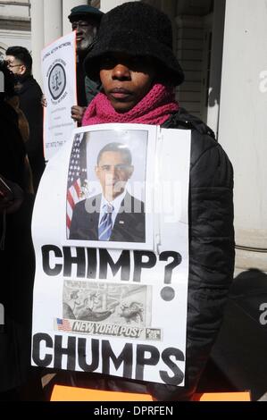 24. Februar 2009 - Manhattan, New York, USA - Demonstranten Welle Zeichen als Reverend Al Sharpton mit lokalen und nationalen gewählten Beamten halten eine Kundgebung auf den Stufen des Rathauses gegen die New York Post nach der letzten Wochen umstrittenen Cartoon Darstellung ein Schimpansen, von zwei Polizisten erschossen.  (Kredit-Bild: © Bryan Smith/ZUMA Press) Einschränkungen: * New York City Zeitungen Rechte heraus * Stockfoto