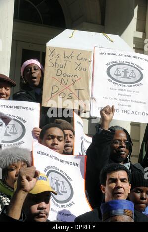 24. Februar 2009 - Manhattan, New York, USA - Demonstranten Welle Zeichen als Reverend Al Sharpton mit lokalen und nationalen gewählten Beamten halten eine Kundgebung auf den Stufen des Rathauses gegen die New York Post nach der letzten Wochen umstrittenen Cartoon Darstellung ein Schimpansen, von zwei Polizisten erschossen.  (Kredit-Bild: © Bryan Smith/ZUMA Press) Einschränkungen: * New York City Zeitungen Rechte heraus * Stockfoto