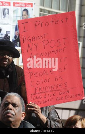 24. Februar 2009 - Manhattan, New York, USA - Demonstranten Welle Zeichen als Reverend Al Sharpton mit lokalen und nationalen gewählten Beamten halten eine Kundgebung auf den Stufen des Rathauses gegen die New York Post nach der letzten Wochen umstrittenen Cartoon Darstellung ein Schimpansen, von zwei Polizisten erschossen.  (Kredit-Bild: © Bryan Smith/ZUMA Press) Einschränkungen: * New York City Zeitungen Rechte heraus * Stockfoto