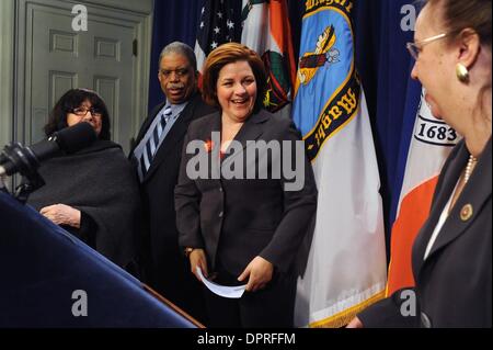 24. Februar 2009 spricht - Manhattan, New York, USA - Rat Lautsprecher CHRISTINE QUINN als Ratsmitglied Gale Brewer mit anderen Volksvertreter hält eine Pressekonferenz zur Unterstützung der vorgeschlagenen Bettwanzen Gesetzgebung.  (Kredit-Bild: © Bryan Smith/ZUMA Press) Einschränkungen: * New York City Zeitungen Rechte heraus * Stockfoto