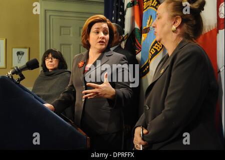 24. Februar 2009 spricht - Manhattan, New York, USA - Council Speaker CHRISTINE QUINN (C) als Ratsmitglied GALE BREWER (R) mit anderen Volksvertreter hält eine Pressekonferenz zur Unterstützung der vorgeschlagenen Bettwanzen Gesetzgebung.  (Kredit-Bild: © Bryan Smith/ZUMA Press) Einschränkungen: * New York City Zeitungen Rechte heraus * Stockfoto